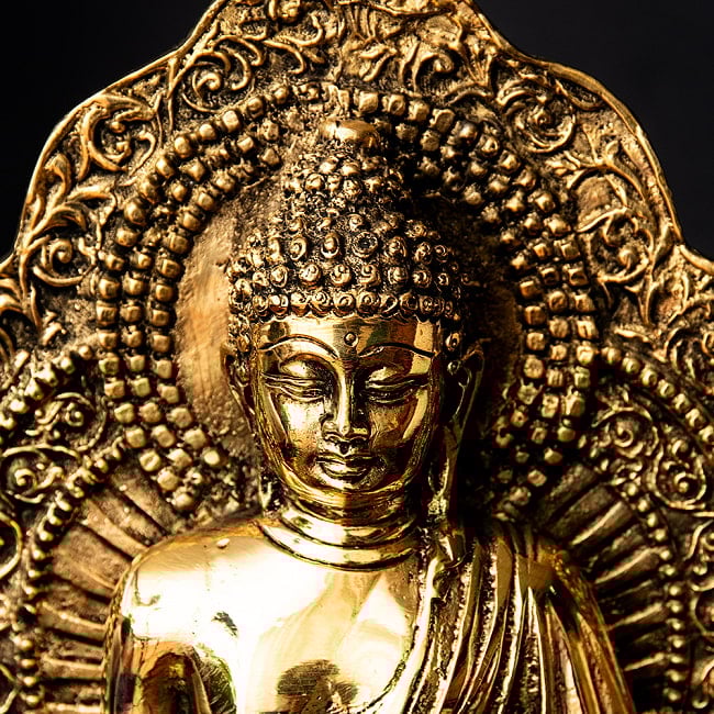 釈迦牟尼仏 坐像 光り輝くブラス製 高さ:26.5cm程度 の通販[送料無料