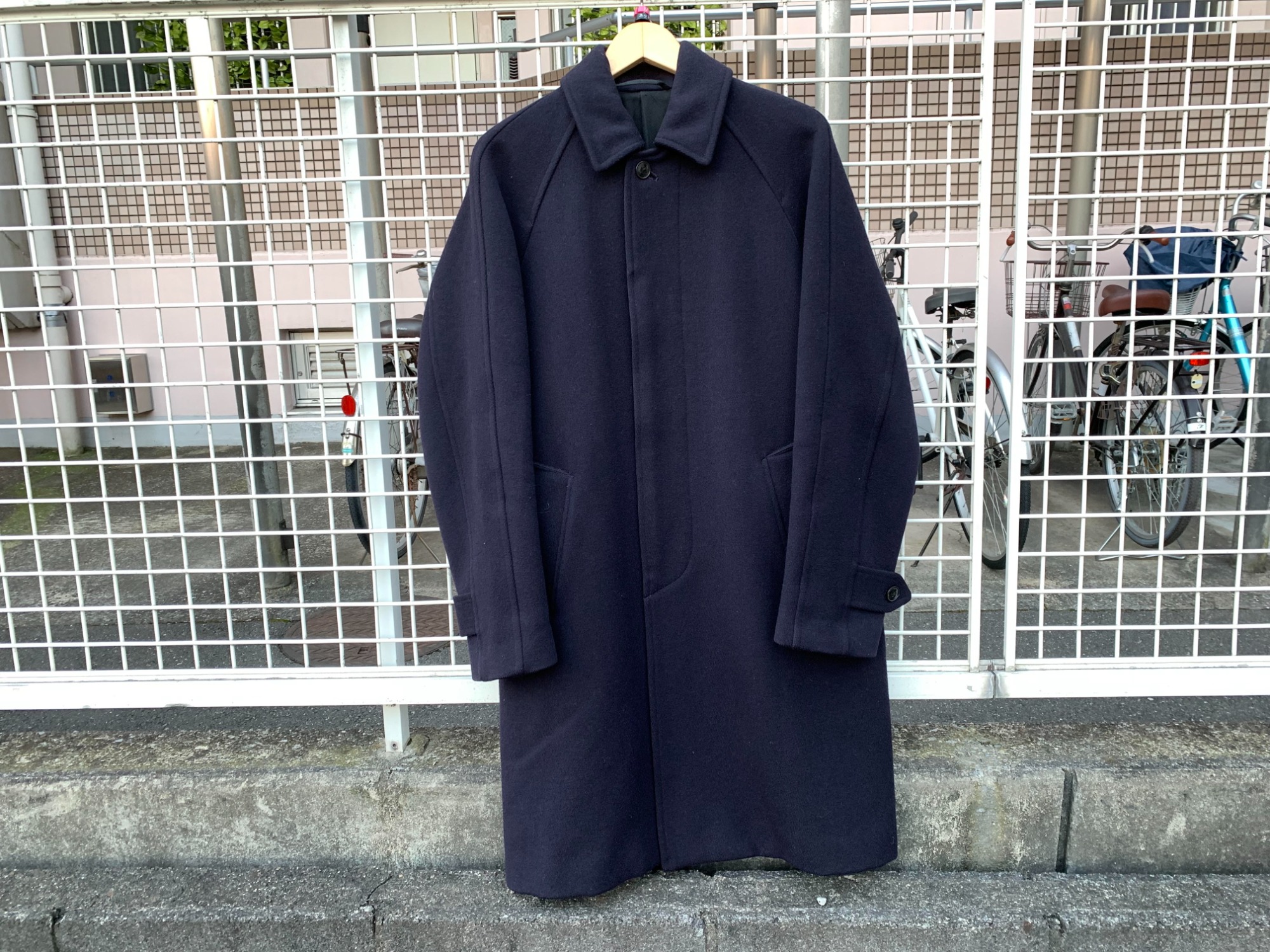 COMOLI/コモリ】キャバリーメルトンバルカラーコートのご紹介です