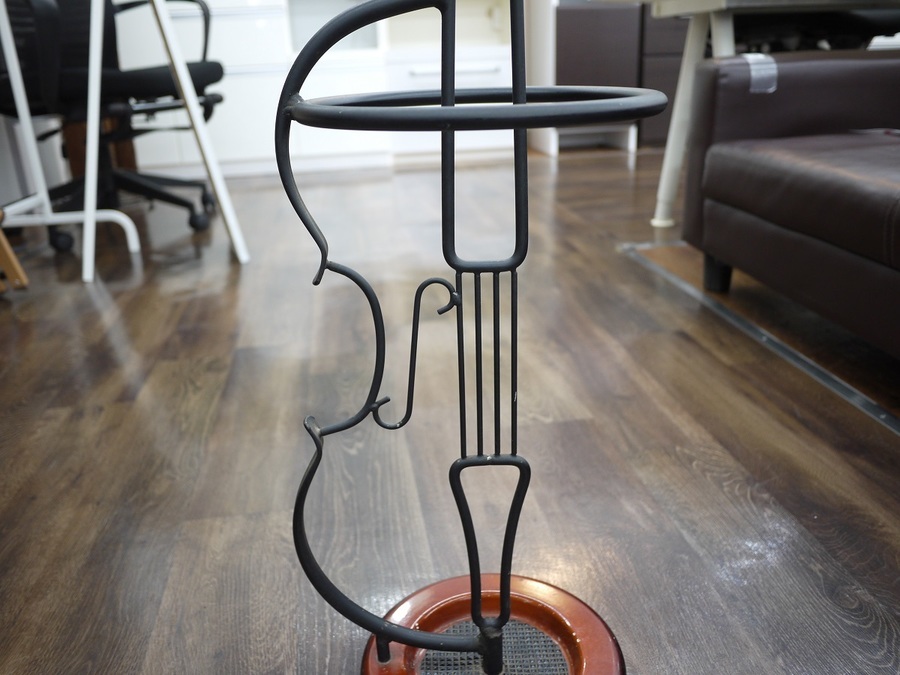 バイオリンモチーフ 傘立てのご紹介！中古家具を買うならトレファク