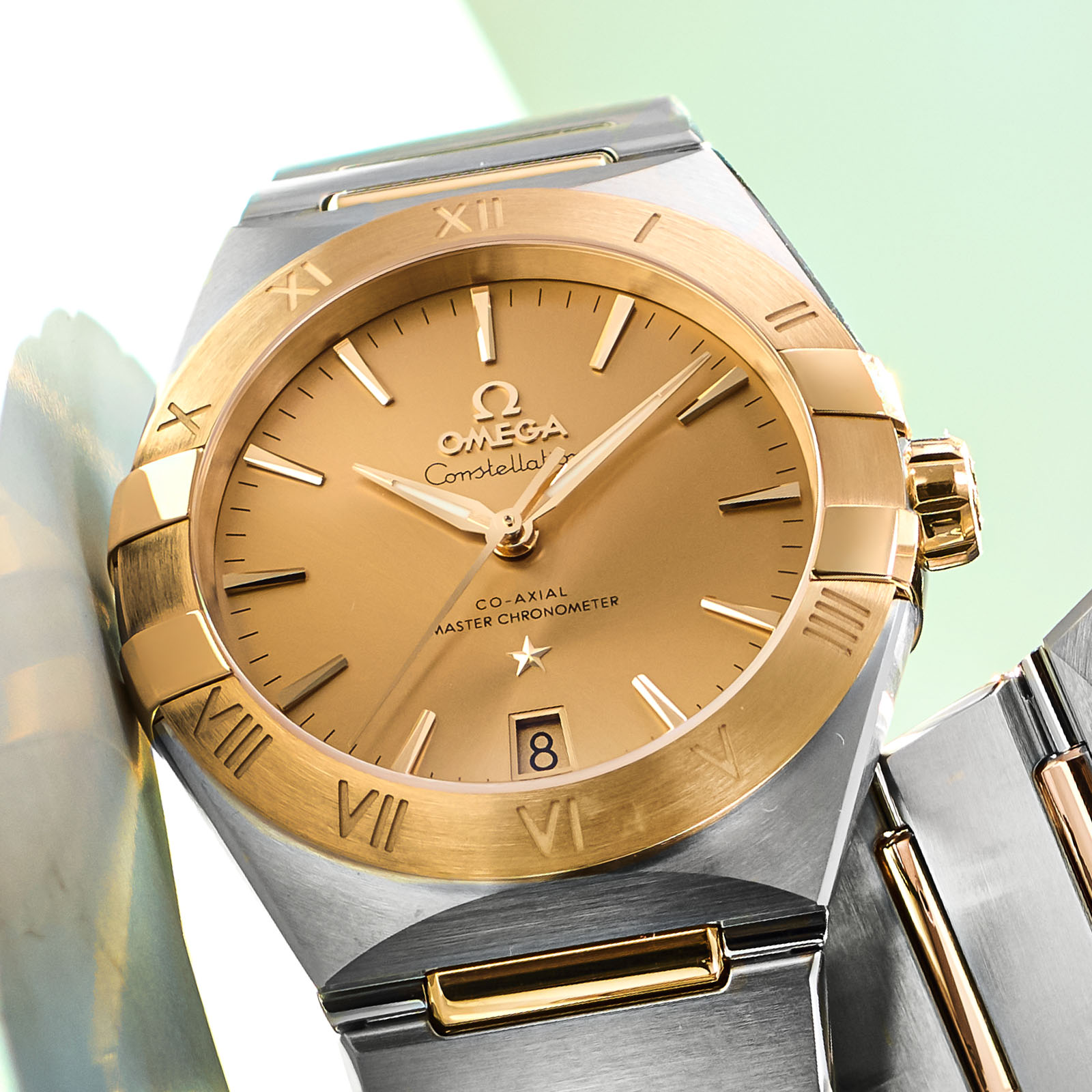 エレガンスに、煌めきを添えて。洗練を纏う男のための「コンステ