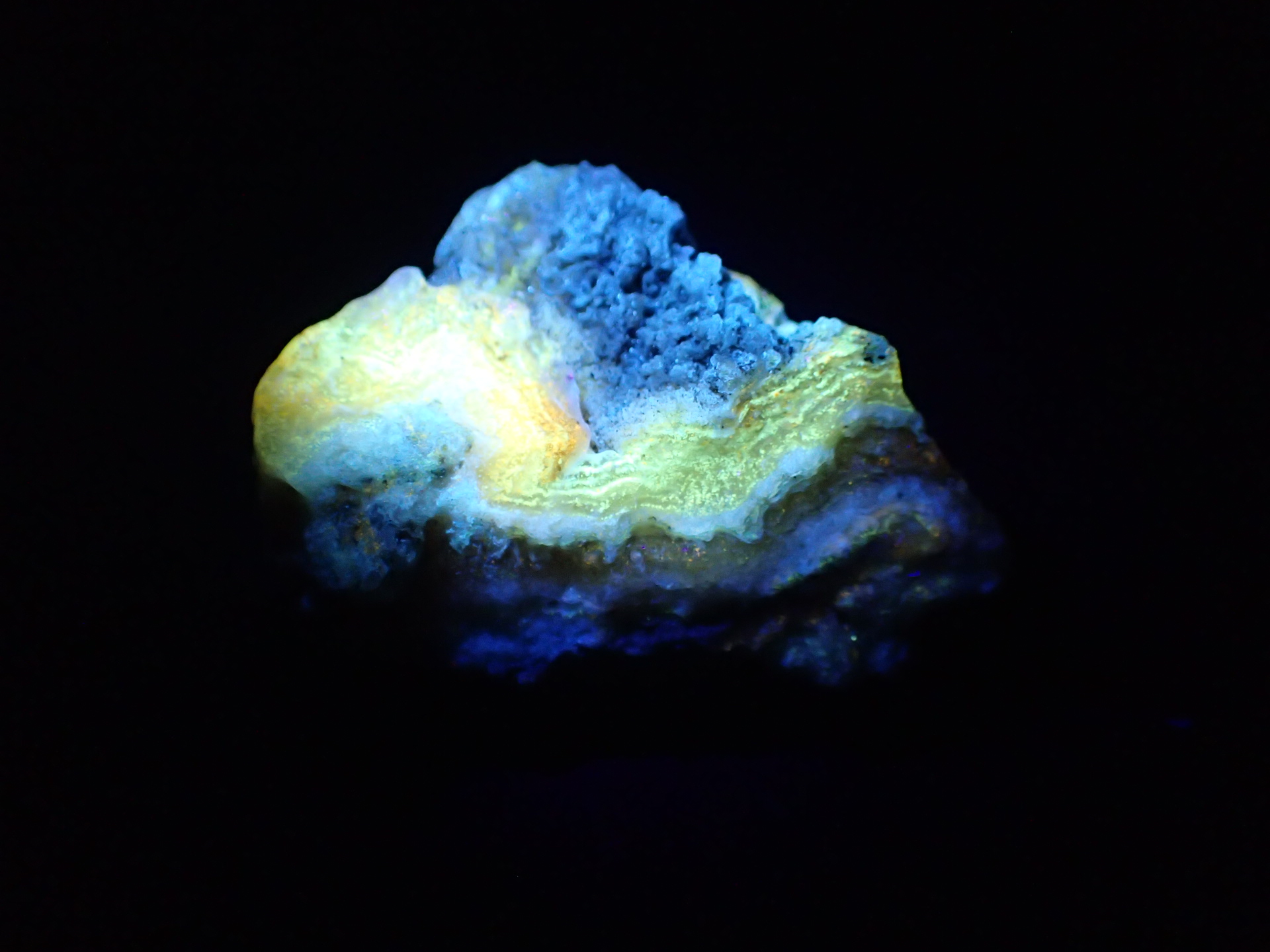 北海道産 蛍光オパール 観察キット：原石＋本「光る石 北海道石」＋