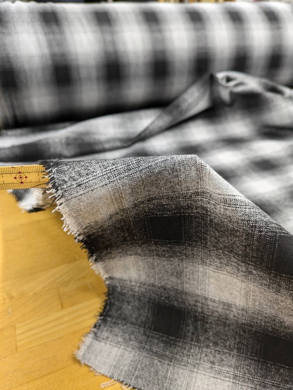 生地： オンブレチェック柄ウールライクポリストレッチ（白／黒