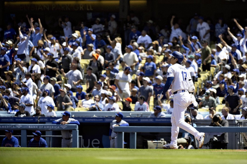 大谷翔平の記録の一発、初観戦の48歳が上の席から転がってきた