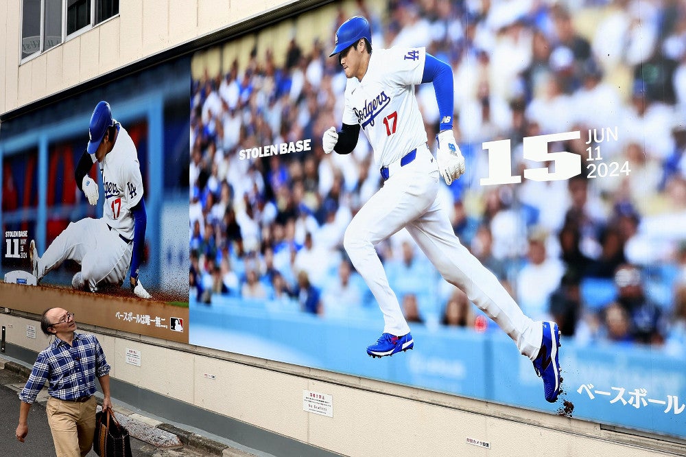 大谷翔平の巨大パネルが都内に登場、113枚の写真や動画で偉業祝福