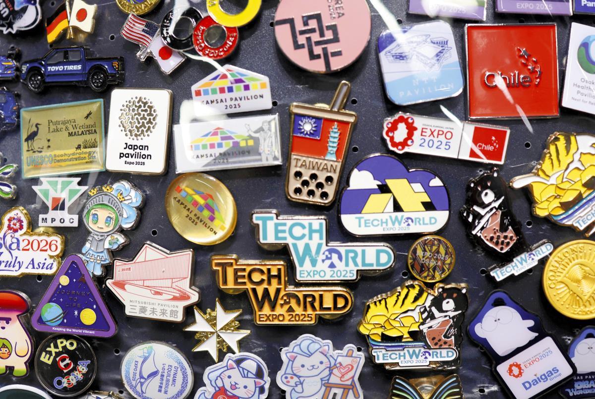 大阪万博:バッジ交換で世界と友達…万博会場でスタッフも来場者も