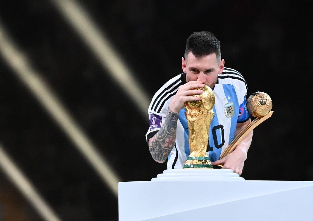 メッシ「有終」、トロフィーに2度キス…マラドーナ以来の優勝とMVP