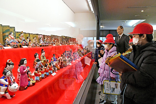 早出し】江戸期から昭和初期、世相を伝える土人形 村山で展示会｜山形新聞