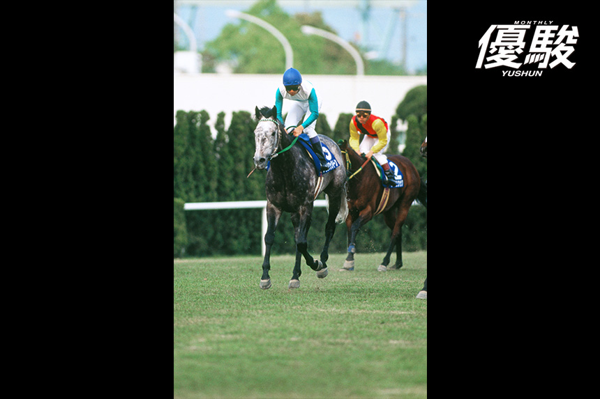 呆気ないほどの圧勝で天皇賞制覇 武豊騎手は遺影を高々と掲げた