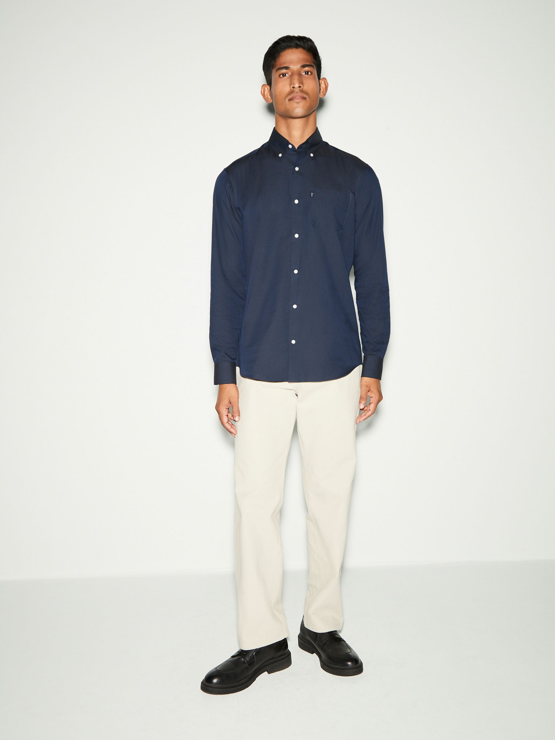 Next：日本 ネイビー ブルー - スリムフィット - ボタンダウン