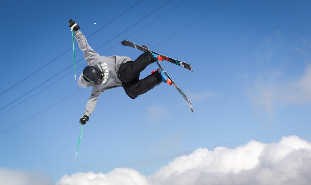 フリースタイルスキーとは？種類や技を初心者向けに解説！ - Xadventure