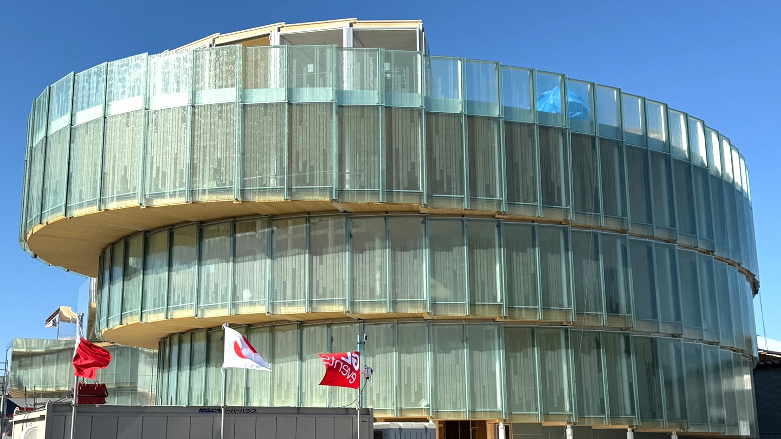 自国のCLTとボヘミアンガラス全面採用、高難度の万博「チェコ館」は大