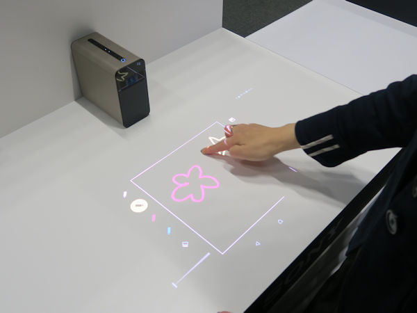 投影画像に触って操作、Xperia Touch | 日経クロステック（xTECH）