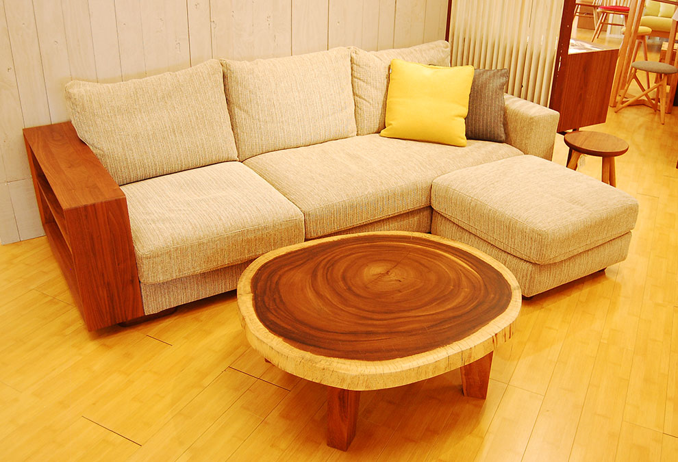 一枚板の魅力溢れるモンキーポッドの輪切りテーブル | 大和屋家具店blog