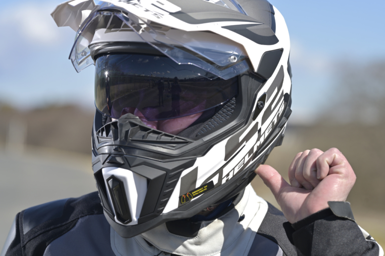 高い機能性で快適なツーリングを約束するオフロードヘルメットEXPLORER