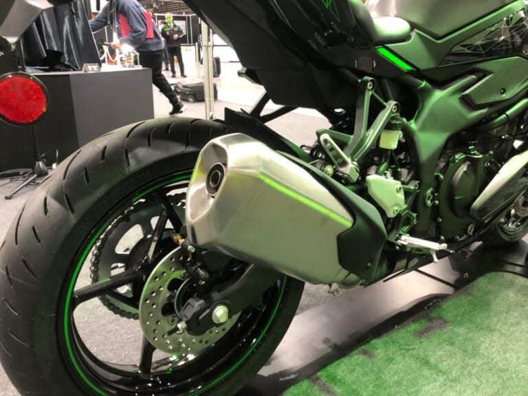 正式発表直後の「ニンジャZX-25R SE」が大阪モーターサイクルショーに