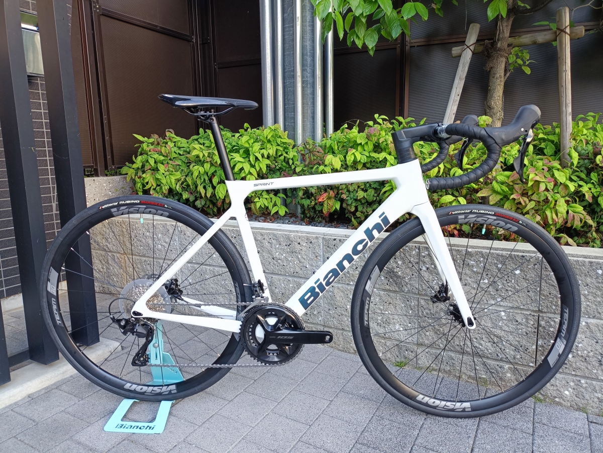 あえてのホワイトはいかがですか！？白い車体でさわやかに風を斬って