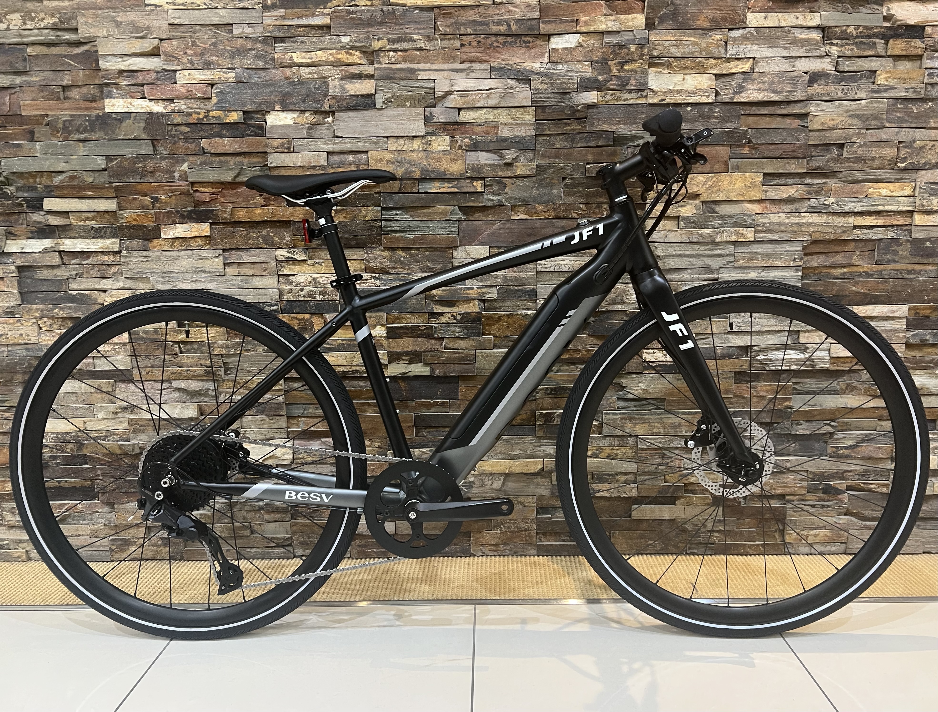 試乗車】力強いアシスト！！BESVの軽量E-BIKEの試乗車が入荷しました