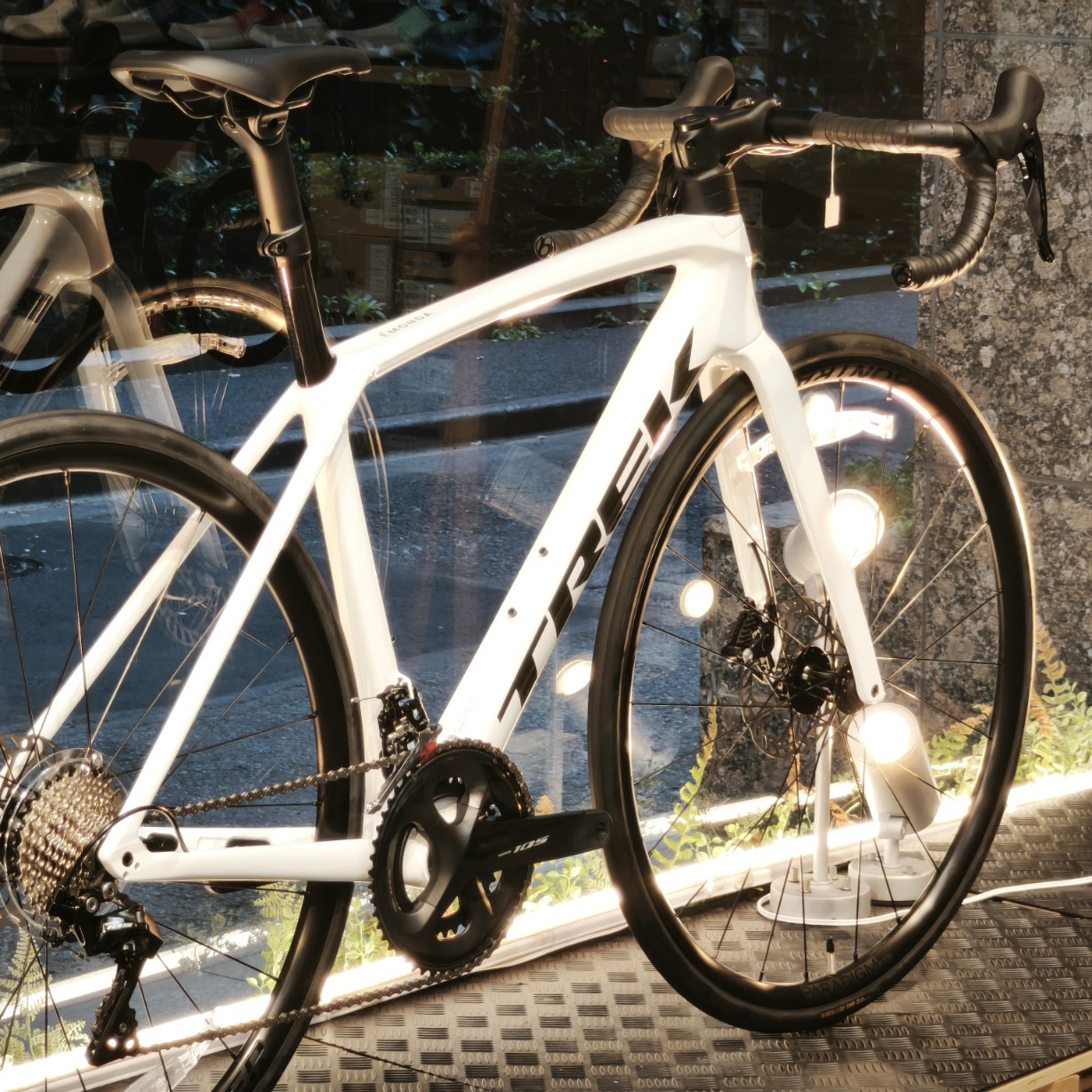 TREK】30万前後の軽量カーボンバイクと言えばコレ！！大人気エモンダ