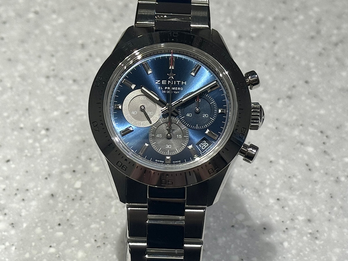 メタリックブルーが輝く文字盤が星空を思い起こさせる『クロノマスター