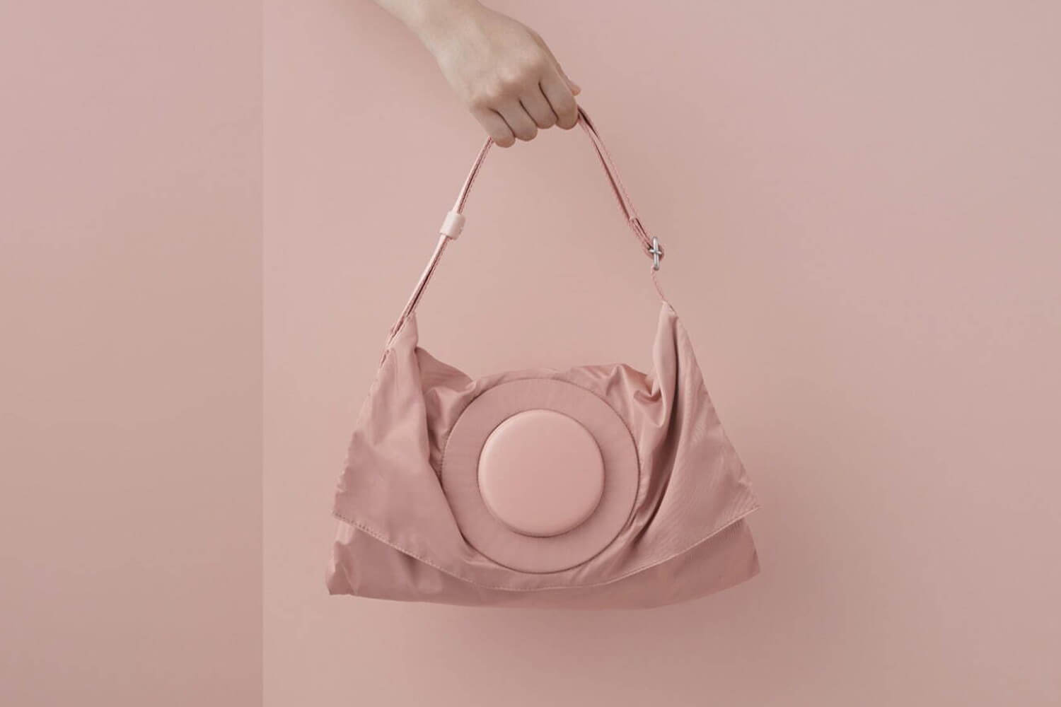 イッセイ ミヤケ】独創的。新作2wayバッグ「ボタン」発売 | 0LDK