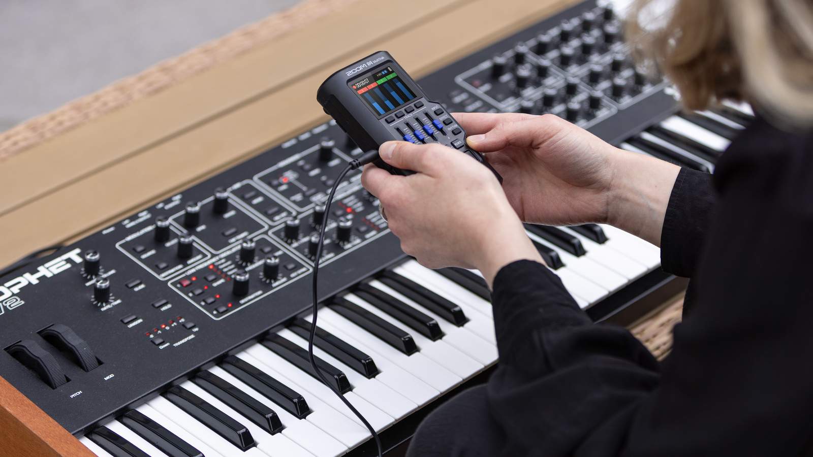 32bitフロート対応、ミュージシャンのための4トラックMTR | ZOOM