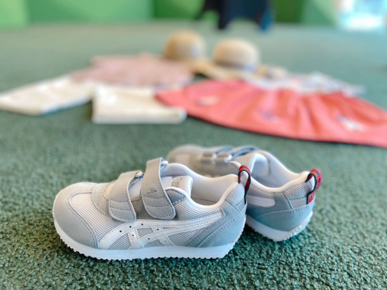 大人気！「ファミリア×アシックス」グレーのスニーカー｜ファミリア