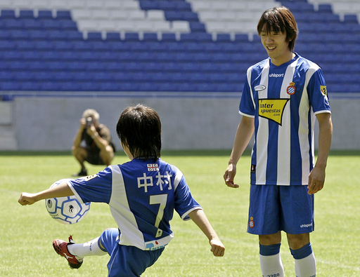 エスパニョール 中村俊輔の入団会見 写真15枚 国際ニュース：AFPBB News