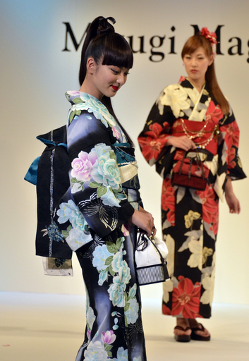 イオン、2011年の新作水着を発表 武井咲も浴衣姿を披露 写真8枚 国際