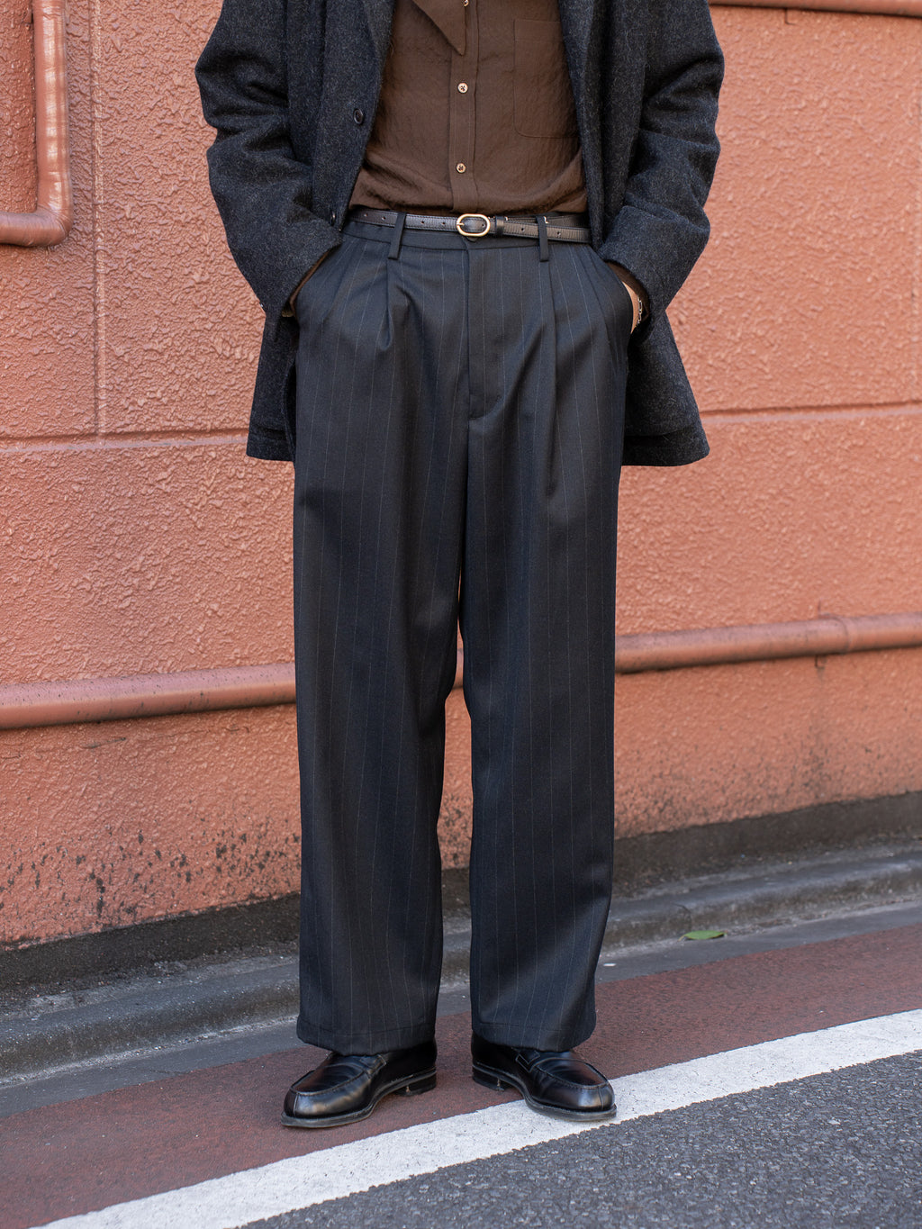 Cornier / Super130's Wool Stripe Wide Trousers -BLACK-｜aIbn公式通販