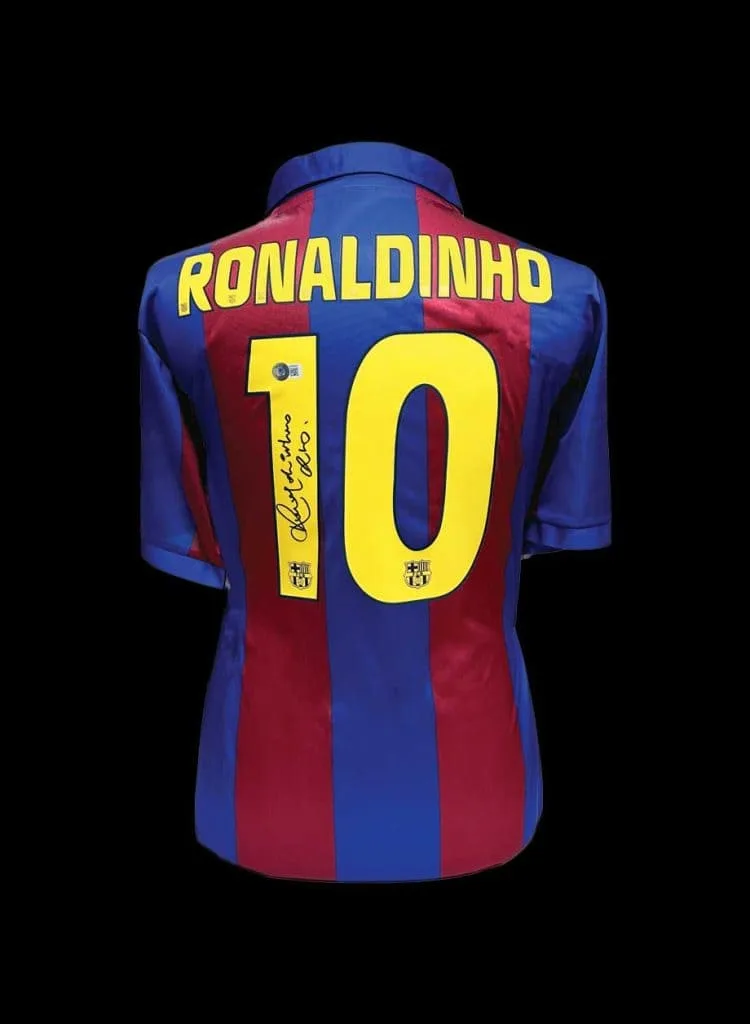 ロナウジーニョがバルセロナのホームシャツにサイン - オールスターサイン