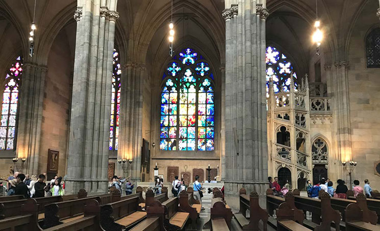 聖ヴィート大聖堂の見どころ完全解説｜内部構造・ステンドグラス・観光