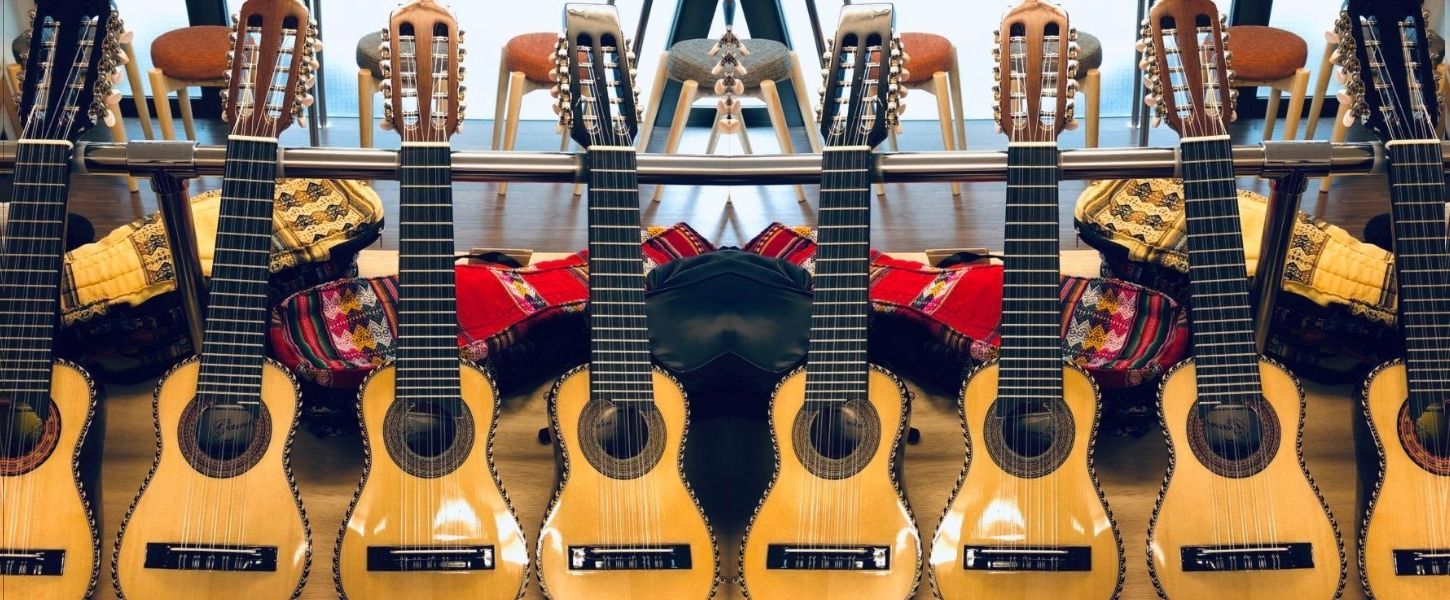 チャランゴ – アンデスの家ボリビア