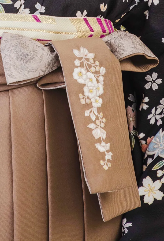 袴】チャイロ紐レース調サクラ刺繍｜卒業式袴宅配ネットレンタルange