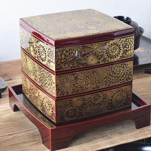 輪島塗 稲忠漆芸堂謹製 沈金蒔絵 台付き三段重箱 - 生活骨董と古布の