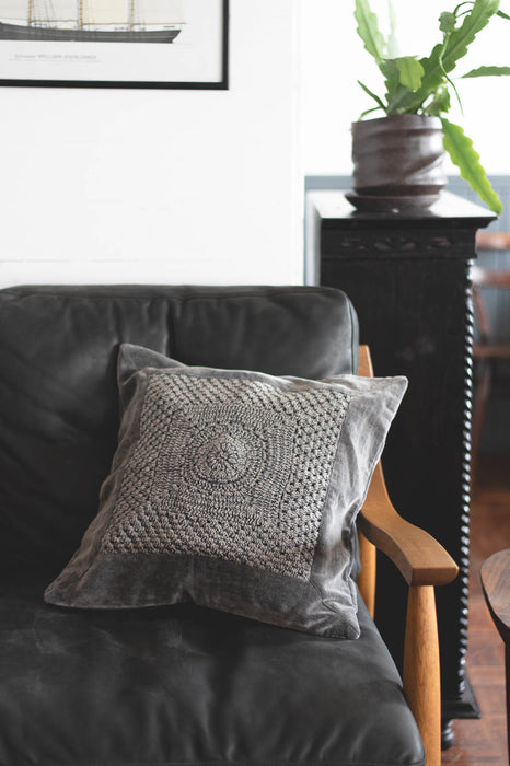 ベロア クッションカバー 45×45｜手編みクロシェ×光沢ベロアの華やか