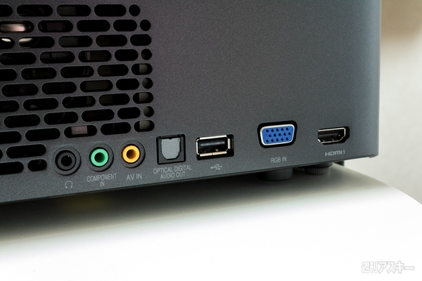 狭い部屋でも100インチ！超短焦点プロジェクター『PF1000UG』がスゴイ