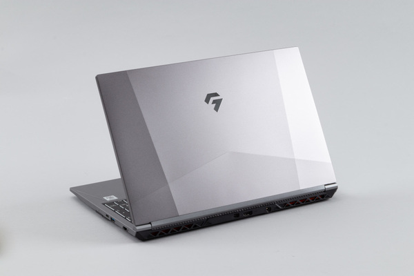 ASCII.jp：シルバーカラーの新筐体が魅力！ Core i7＆GTX1650搭載で13