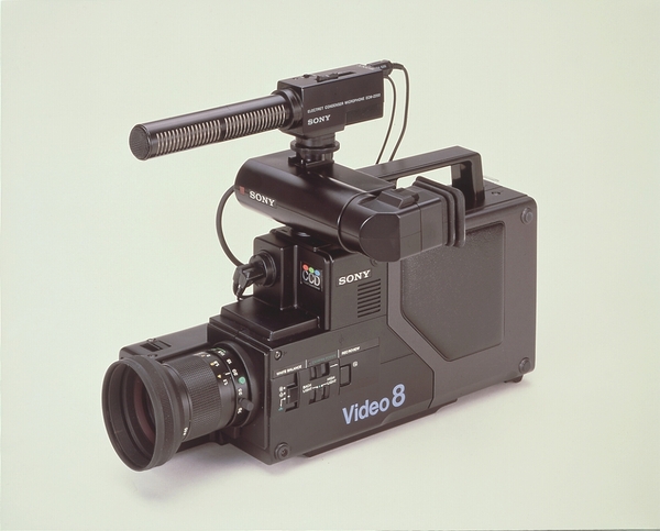 ASCII.jp：規格戦争を乗り越えてビデオカメラの小型化に成功したソニー