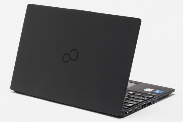 ASCII.jp：約634gという軽さに驚き！ 第12世代Coreを搭載する富士通の