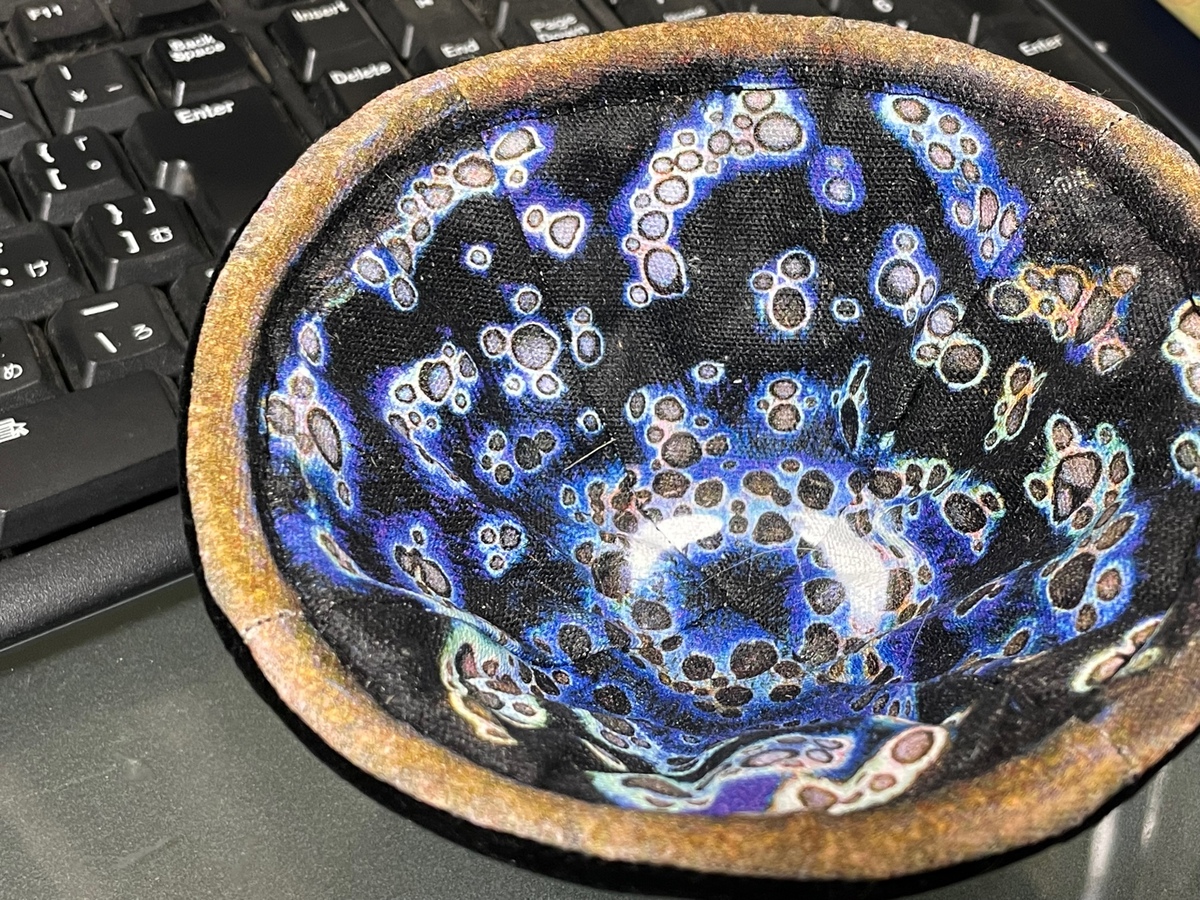 ほぼ実寸の曜変天目ぬいぐるみ」が話題沸騰！ 丸の内のアート人に聞く