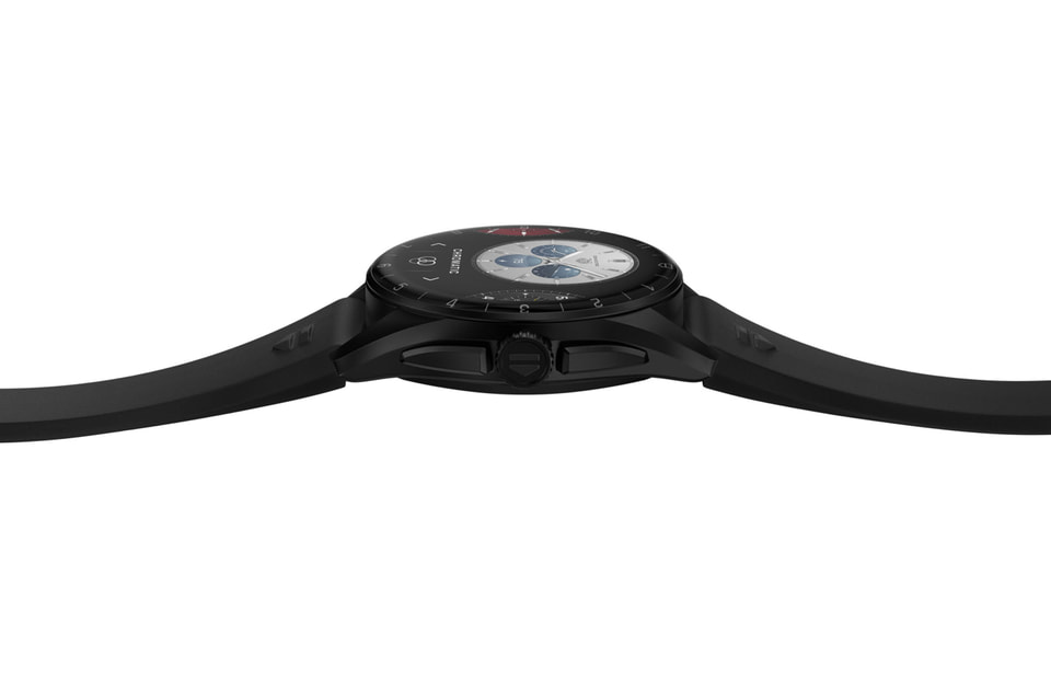 タグ・ホイヤー、オールブラックでチタン製のスマートウォッチ