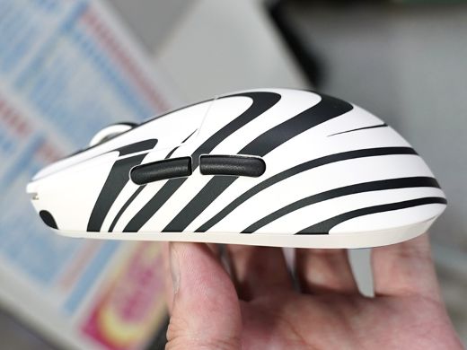Pulsarの軽量ゲーミングマウス「X2 CrazyLight」にゼブラ柄デザインの