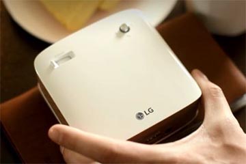 LG、バッテリ内蔵のワイヤレス超短焦点プロジェクタ。460gのコンパクト
