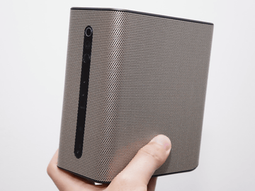 投写画面を指で操作、ソニーモバイルの小型プロジェクタ「Xperia Touch