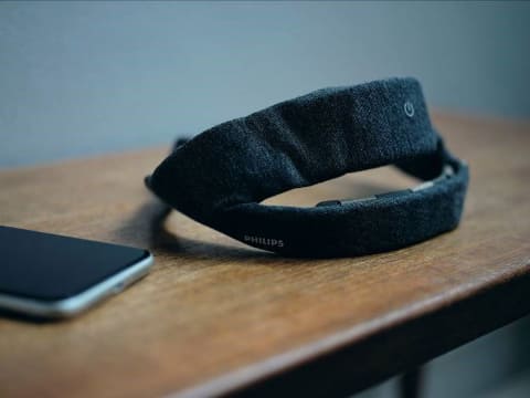 Philips、骨伝導スピーカーで眠りに導く睡眠支援ヘッドバンド - AV Watch