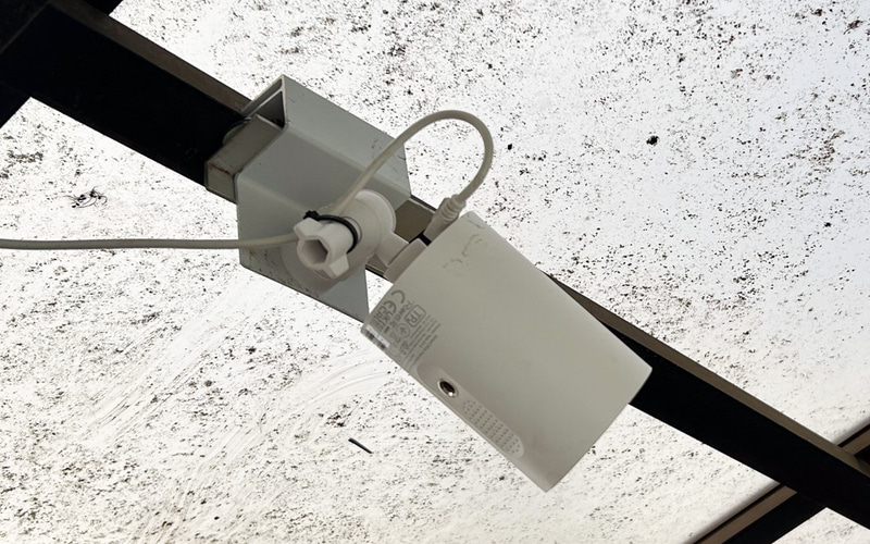 電源のない駐車場にソーラー給電のセキュリティカメラ、TP-Link「Tapo