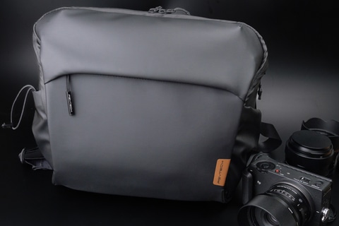 ミニレポート：パカッと開く収納口でレンズ交換も容易に…コンパクトで