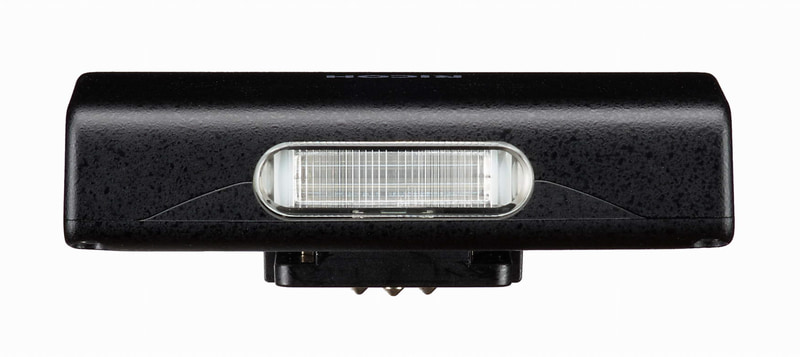 RICOH GR IV専用の“超小型フラッシュ”が登場。メタリック仕上げの