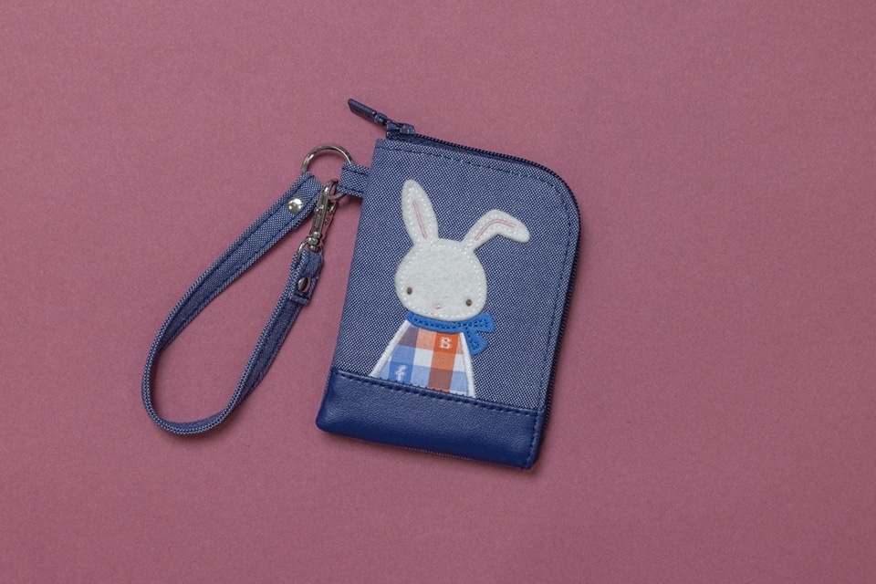 ファミリア×ビームス ジャパン、2023年干支「卯」デニムバッグ/ポーチ