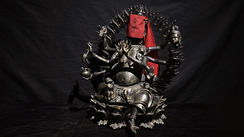 台湾ホラー映画「呪詛」より災いの源流「大黒仏母」のスタチューが豆